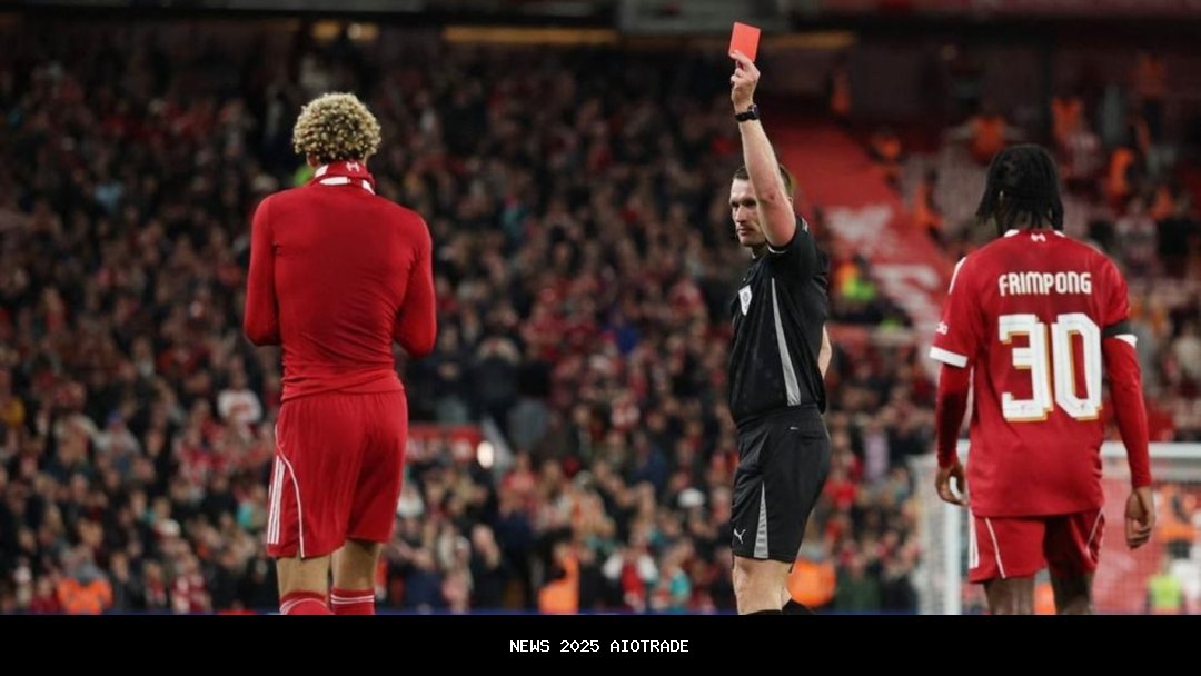 Arne Slot Kritik Kartu Merah Hugo Ekitke sebagai Tindakan Tidak Bijak