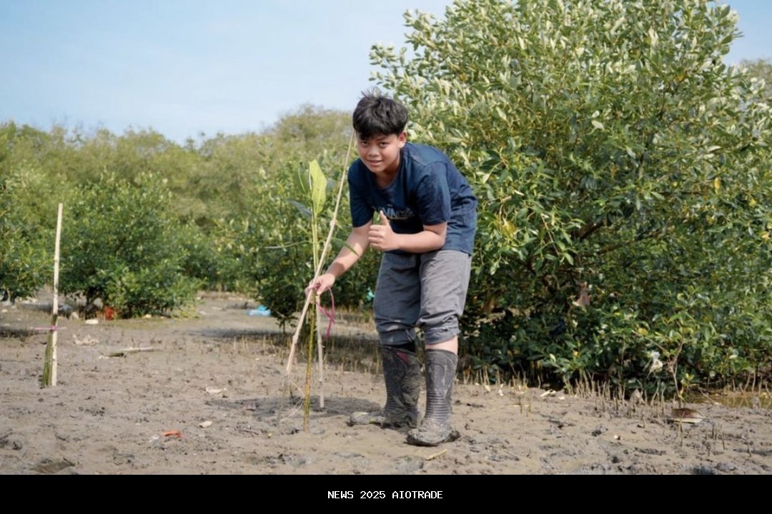 Harley Fatahillah, Bocah 13 Tahun Tanam Ribuan Mangrove untuk Pantai Surabaya