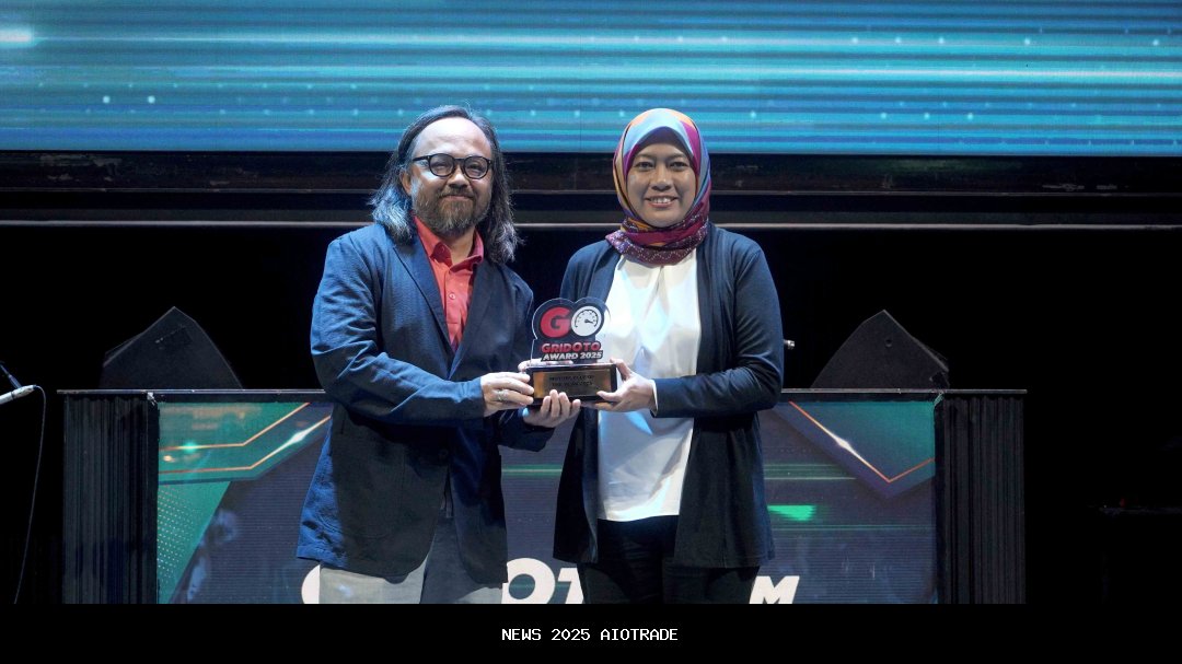 Honda ADV160 RoadSync Raih Penghargaan Paling Berprestise di GridOto Award 2025