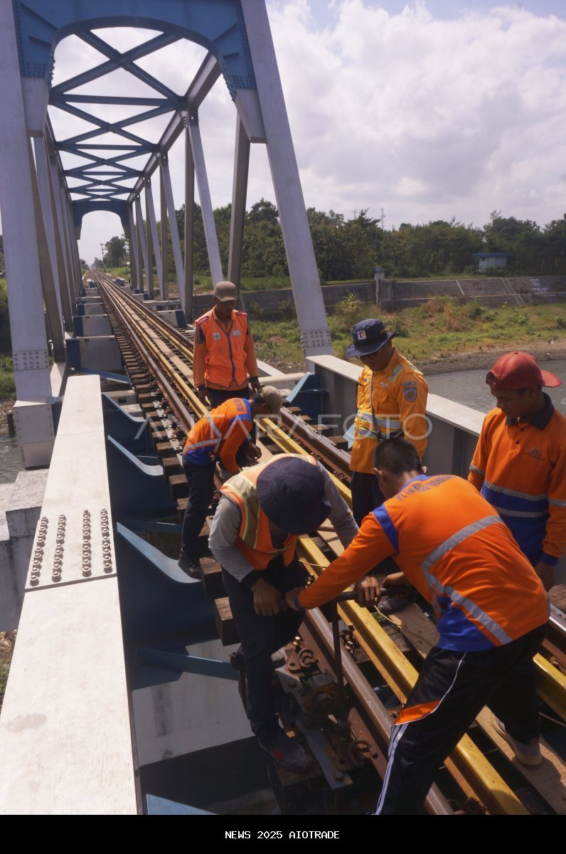 Pemeliharaan Rel Kereta Api Tutup Jalan Raya Jember-Bondowoso Selama 7 Jam