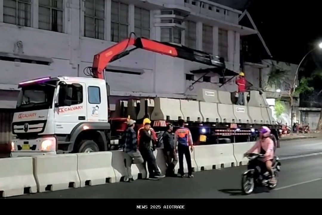 Barier Plastik di Jalan Basuki Rahmat Surabaya Diganti Beton