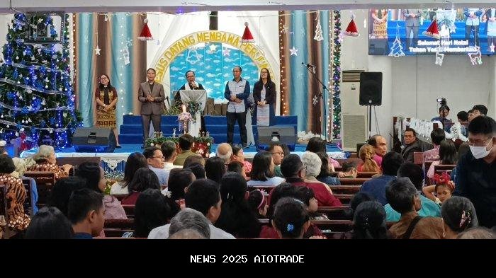 Calon Ketua Golkar Bandar Lampung Bagikan Sembako Natal di Gereja HKBP Kedaton