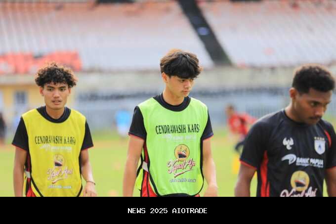 Ayah Pastikan Reno Tetap di Persipura