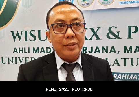 Tak Malu, Nur Kholis Lulus Sarjana di Usia 50 Tahun