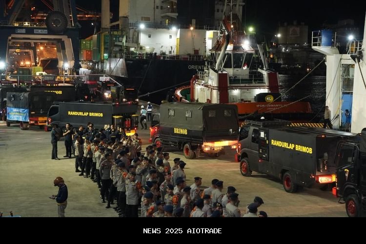 Polri Kirim 237 Personel dan Ratusan Kendaraan ke Sumatera