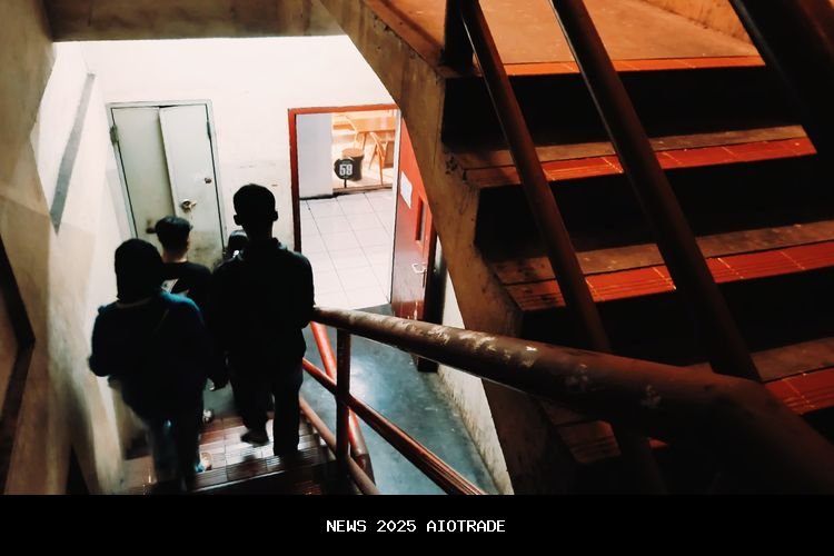 Lari Keluar Gedung Saat Gempa, Benar atau Salah?