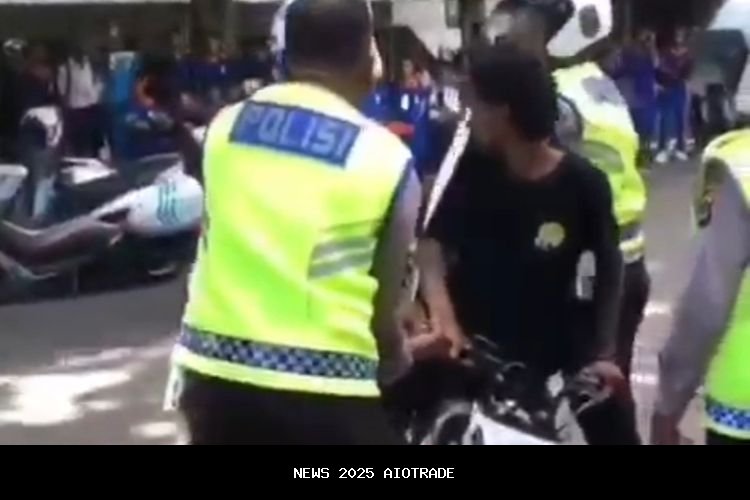 Pengendara motor di Sikka marah saat motornya ditangkap dalam razia