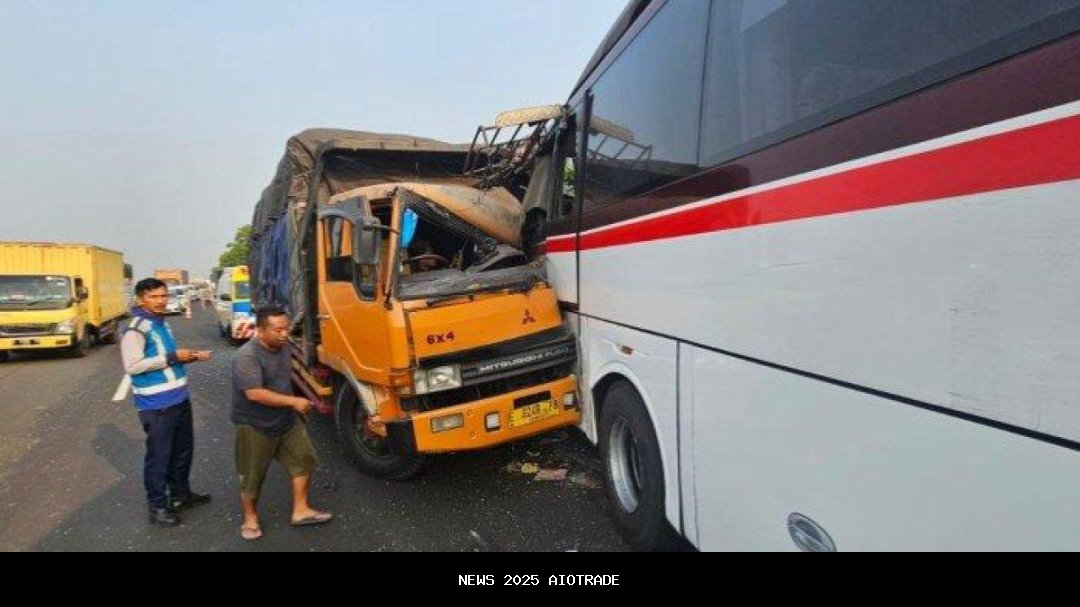 Tabrakan Fuso Saat Masuk Pintu TOL, Seorang Pelajar Tewas dan Satu Luka Berat