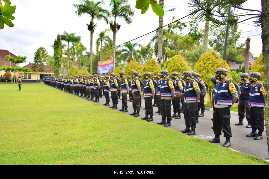 Bhabinkamtibmas Tempel Stiker QR Code Yanduan di Warkop dan Toko