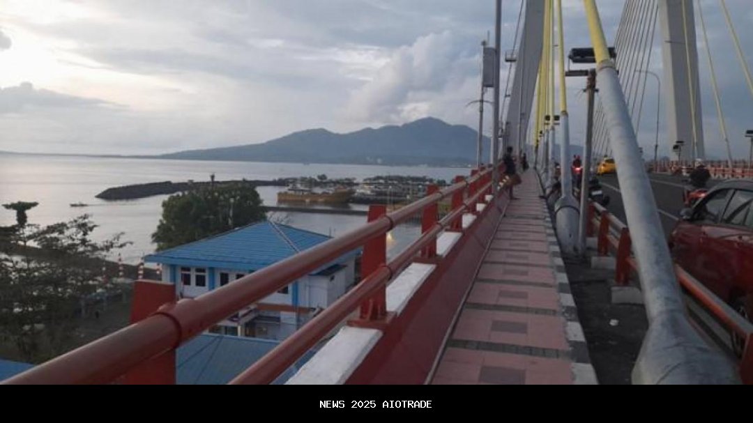 Pesona Jembatan Soekarno Wenang: Pemandangan Gunung Klabat dan Manado Tua