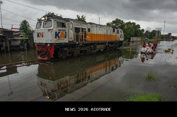 KAI Hentikan Beberapa Perjalanan Kereta Akibat Banjir Pekalongan
