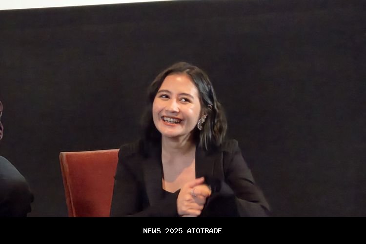 Diberi Bunga Kesukaan, Prilly Latuconsina Tuai Pujian Omara