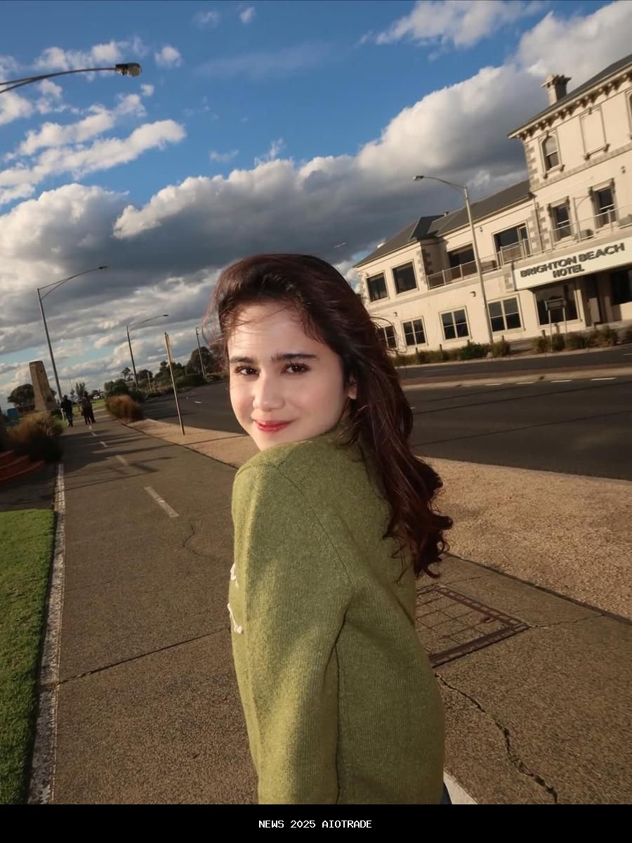 9 Potret Tissa Biani Berjalan-jalan di Pantai Melbourne