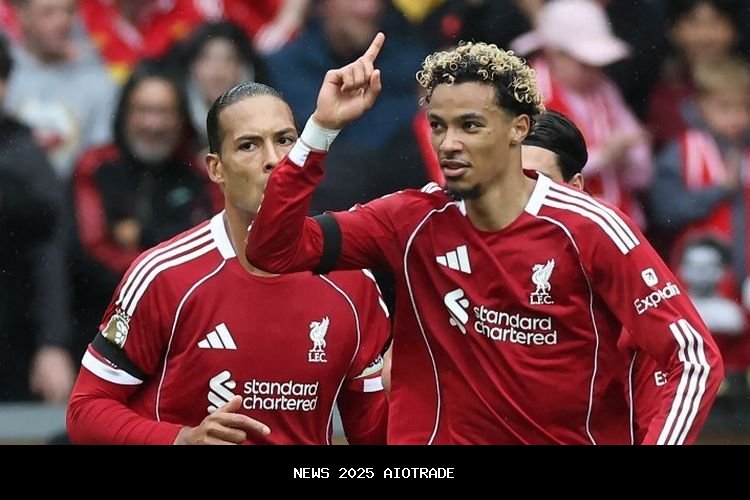 Komentar Arne Slot Soal Kartu Merah Hugo Ekitike di Liverpool