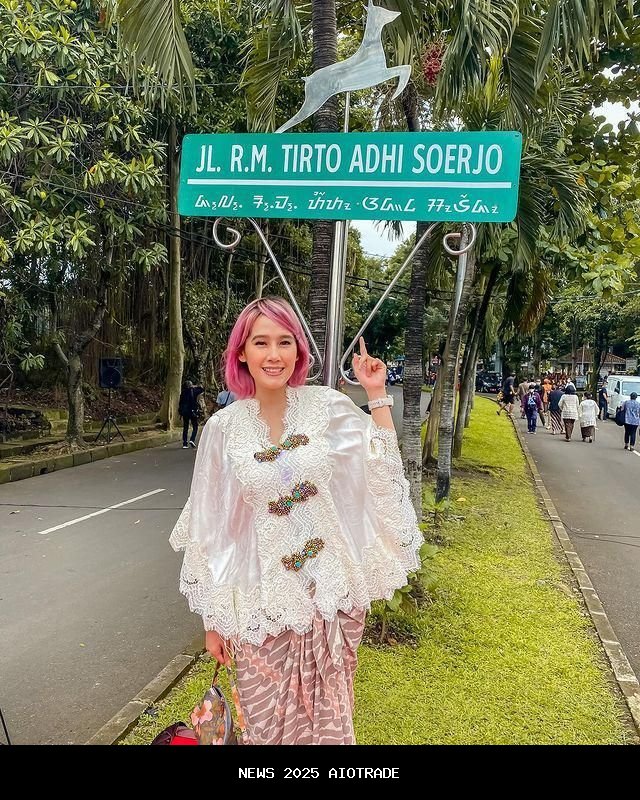Arie Dwi Andhika Bantu Ardina Rasti Fokus Menyusui Bayi Baru Lahir
