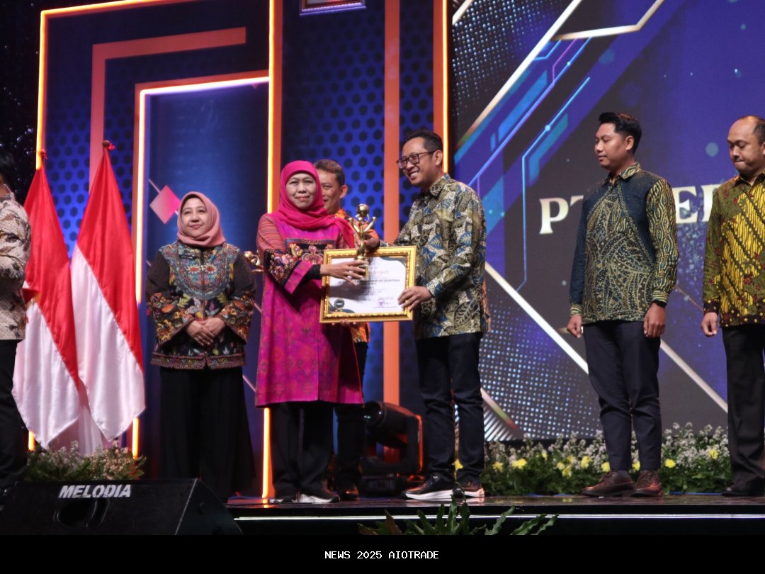 Jatim Raih Investasi Rp74,69 Triliun di Semester I 2025, JIIPE SEZ Dapat Penghargaan Investasi 2025 