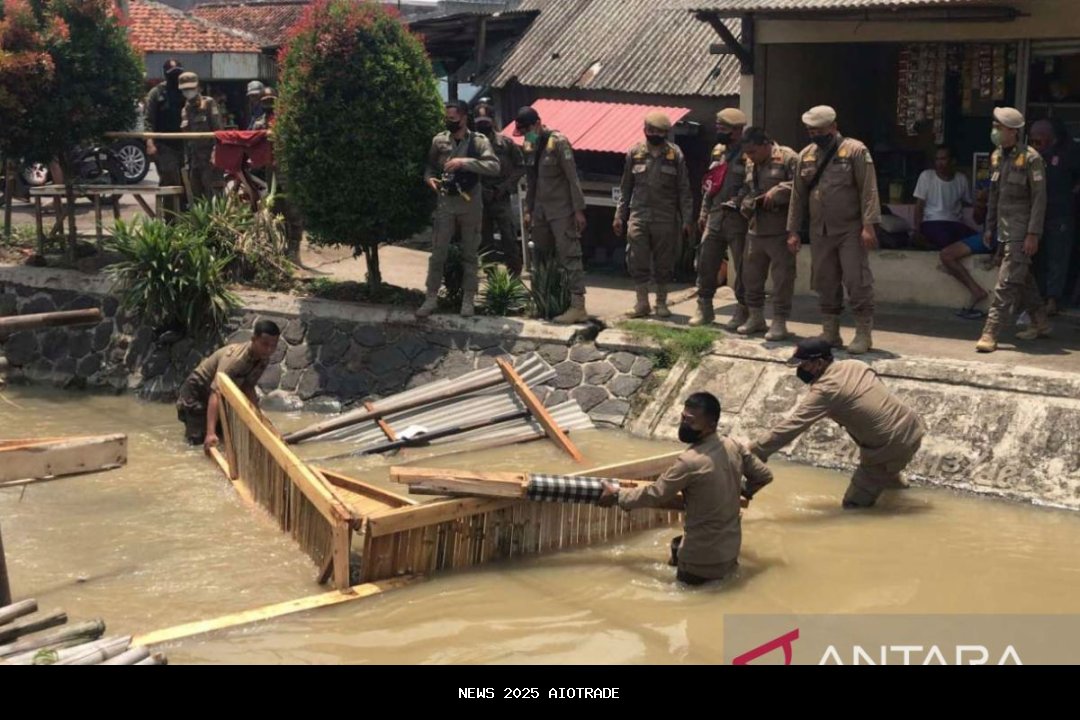 Satpol PP Depok Bongkar 90 Bangunan Ilegal dengan Buldozer