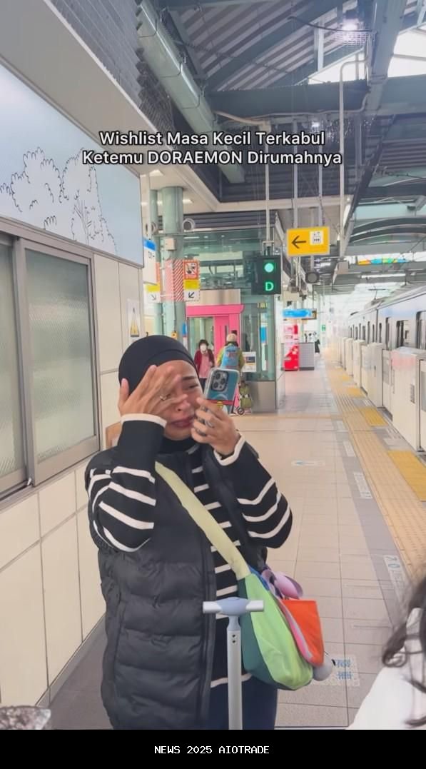 7 Potret Keluarga Tantri Kotak Liburan di Jepang, Berkunjung ke Museum Doraemon!