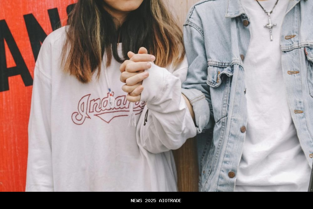 Mengungkap Psikologi Jasa Teman Jalan, Apakah Karena Kesepian?