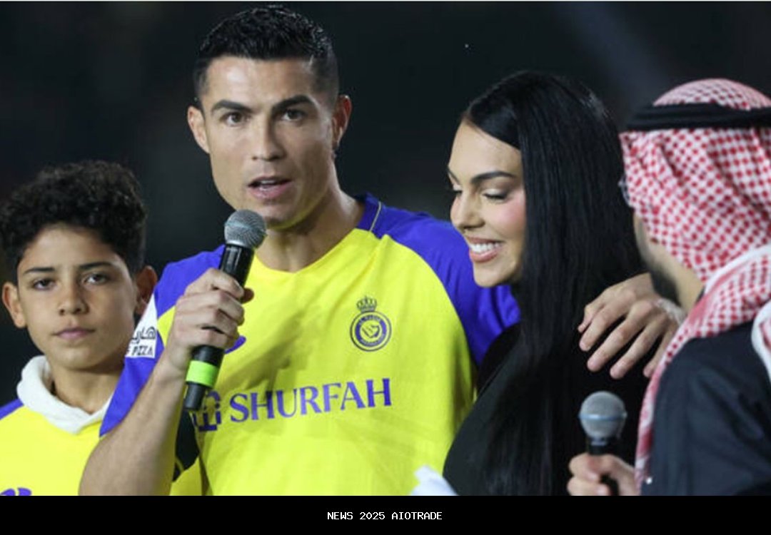 Rayakan Hari Nasional Arab Saudi, Ronaldo Kenakan Gamis Putih dan Bawa Pedang