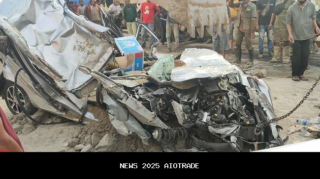 Mobil Tertimpa Dump Truk, Azzam Tewas di Tempat