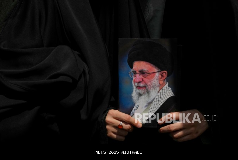 Khamenei: Iran Tak Akan Tunduk pada AS