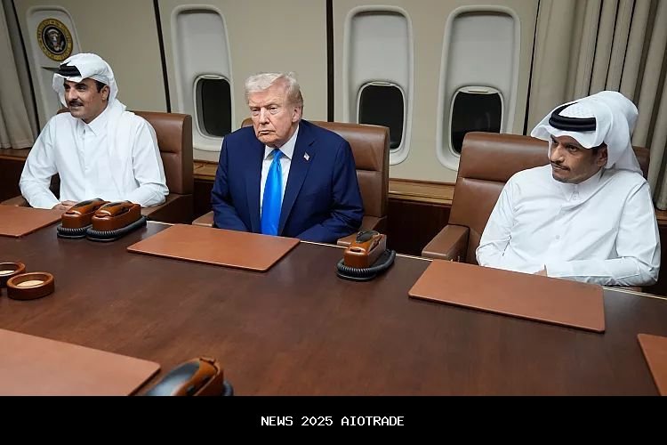 Pertemuan Singkat Trump dan Emir Qatar di Pesawat Air Force One Saat Isi BBM di Doha