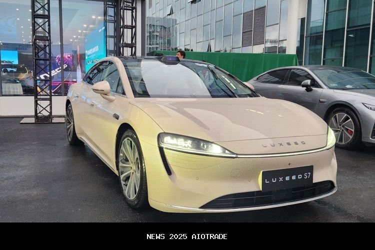 Sedan Listrik Luxeed S7: Hafal Jalur Parkir
