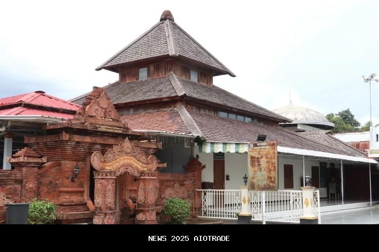 Destinasi Wisata Religi Ponorogo: Makam Pendiri hingga Masjid Abad ke-18
