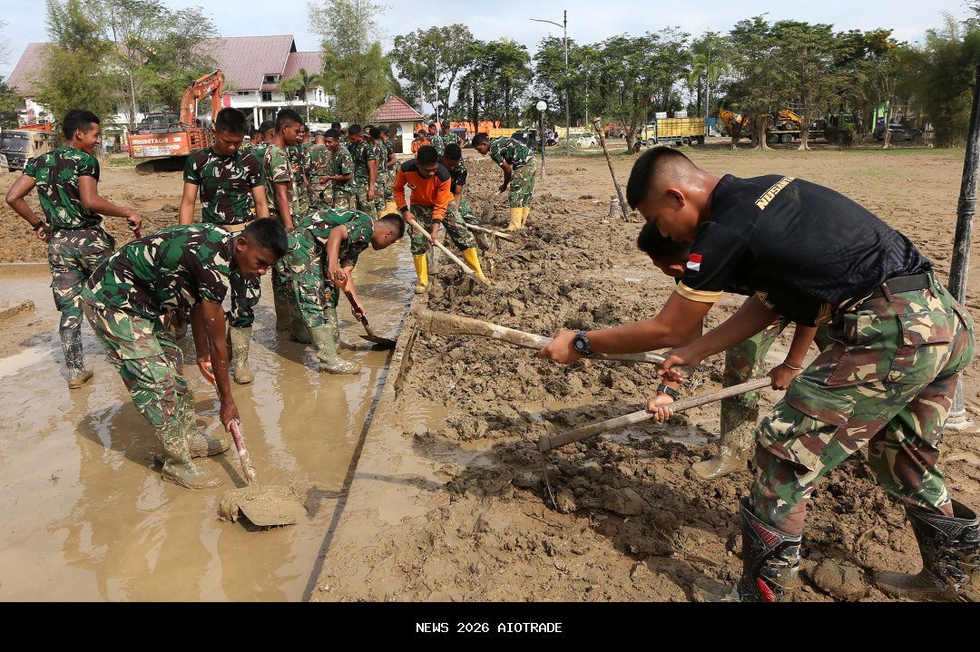 Siswa MTs di Aceh Tamiang bersama TNI bersihkan sekolah pascabanjir