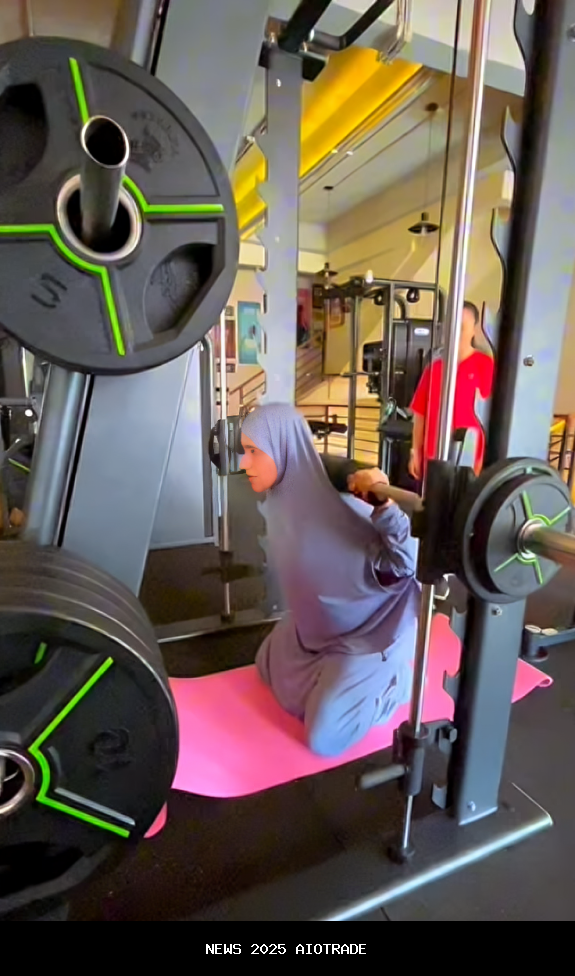 7 Potret Fairuz A Rafiq Tetap Syar'i Saat Berolahraga Angkat Beban