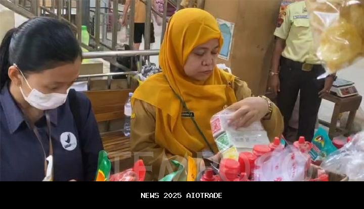 Pedagang Diminta Periksa Kedaluwarsa Produk Jelang Natal dan Tahun Baru