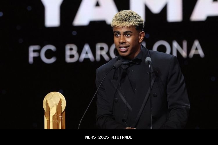 Reaksi Sang Ayah Saat Lamine Yamal Bahagia Usai Dembele Raih Ballon d'Or 2025