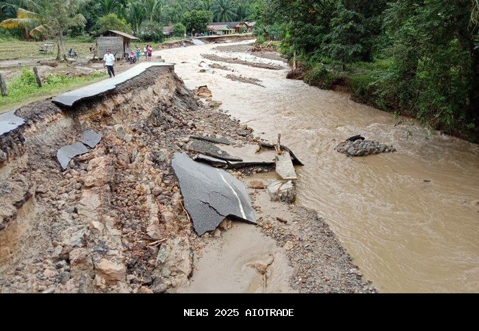 Listrik Padam, Banjir Genangi Jalan Warga Hutanabolon Tapteng