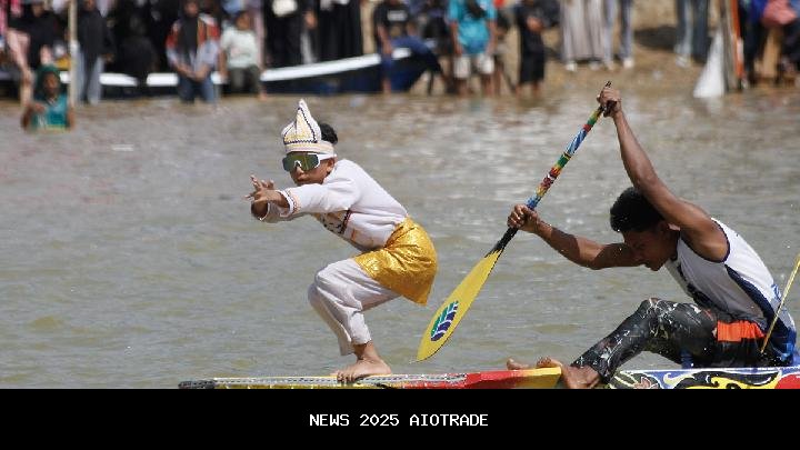 Wisatawan Belanda Terkesan Tonton Pacu Jalur Langsung