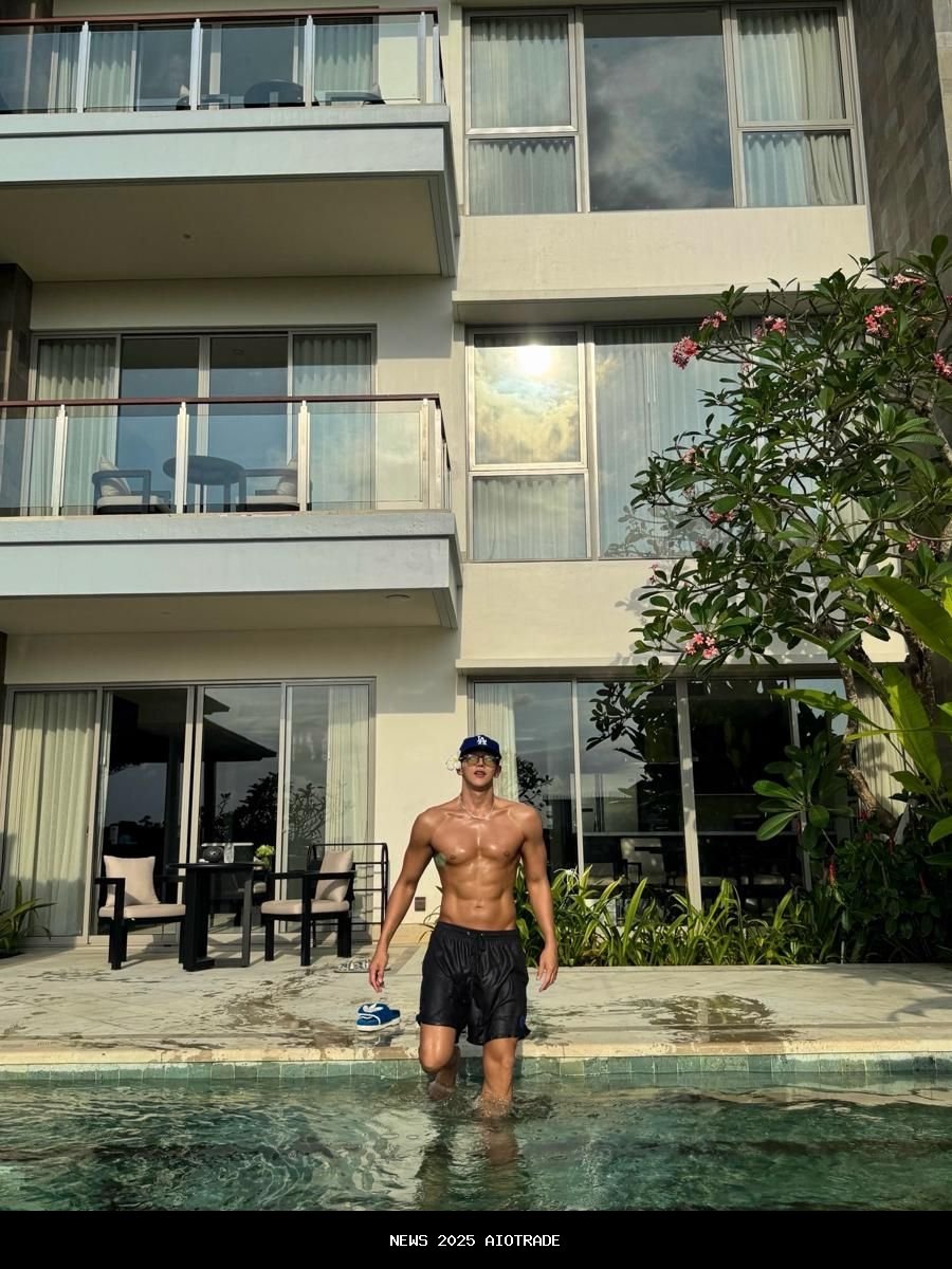 7 Potret Jun.K 2PM Liburan di Bali 2025, Tampil Bugar di Kolam