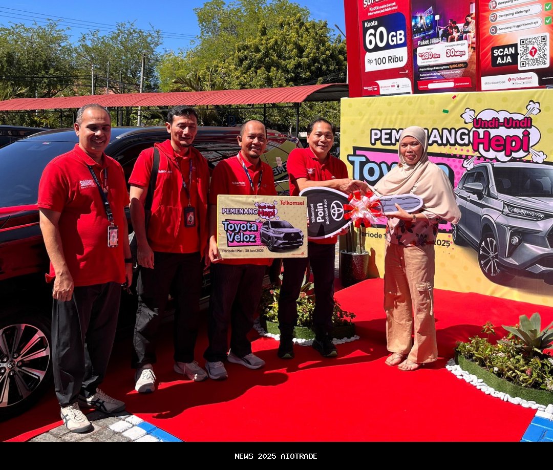 Pelanggan Setia Telkomsel di Banda Aceh Menang Undian Mobil Toyota Veloz