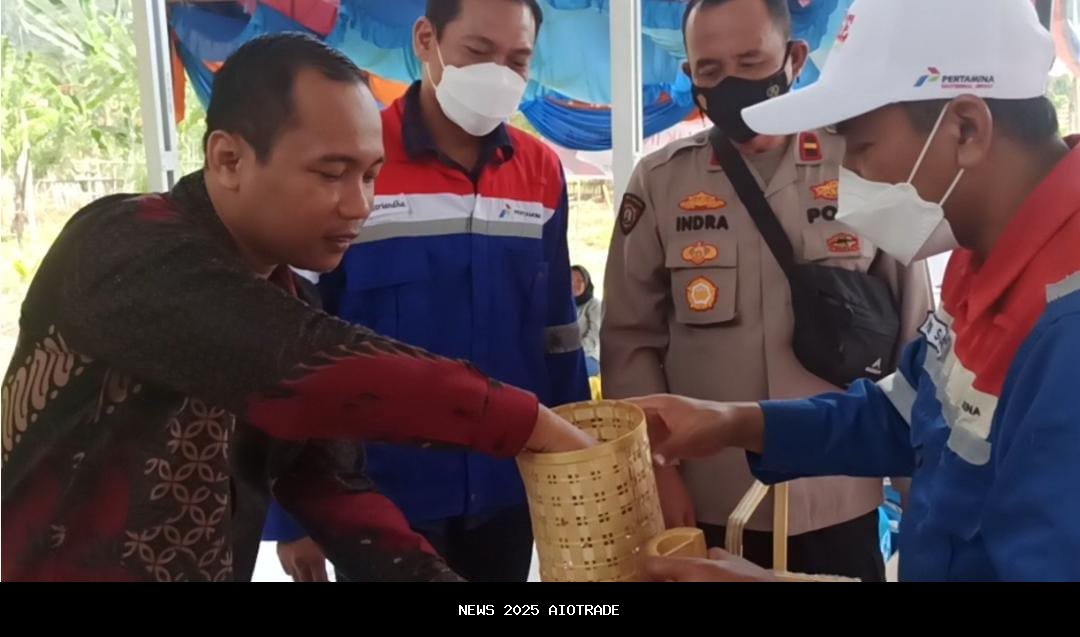 PGE Lumut Balai dan Desa Kelumpang Jaga Budaya Lokal Kembangkan Kerajinan Bambu