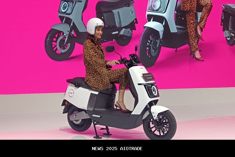 Fitur Unggulan Fox 200: Keamanan Ibu-ibu di Jalan Lebih Terjamin