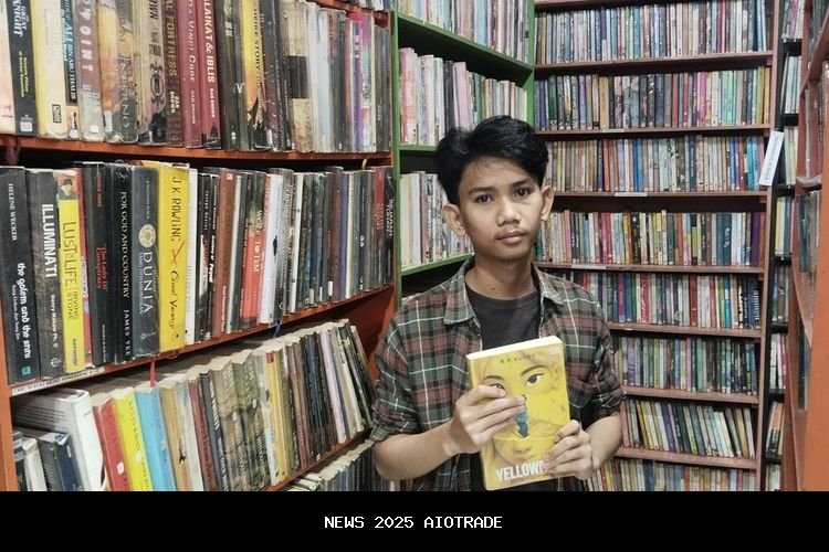 Kisah Hafidz, Pustakawan Muda yang Berjuang demi Buku