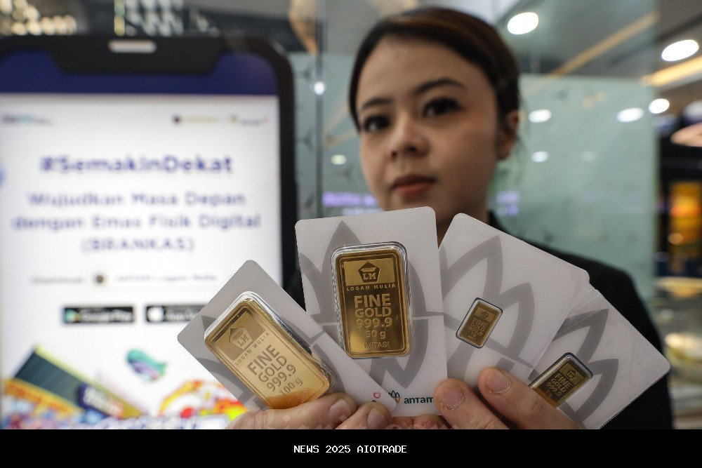 Harga Emas Antam Hari Ini Turun Jadi Rp2.327.000 per Gram