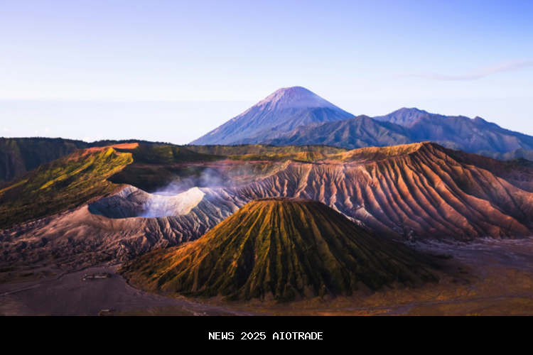 Empat Keajaiban Gunung Bromo yang Membuat Terpesona: Kawah, Savana, Air Terjun, dan Pasir Berbisik