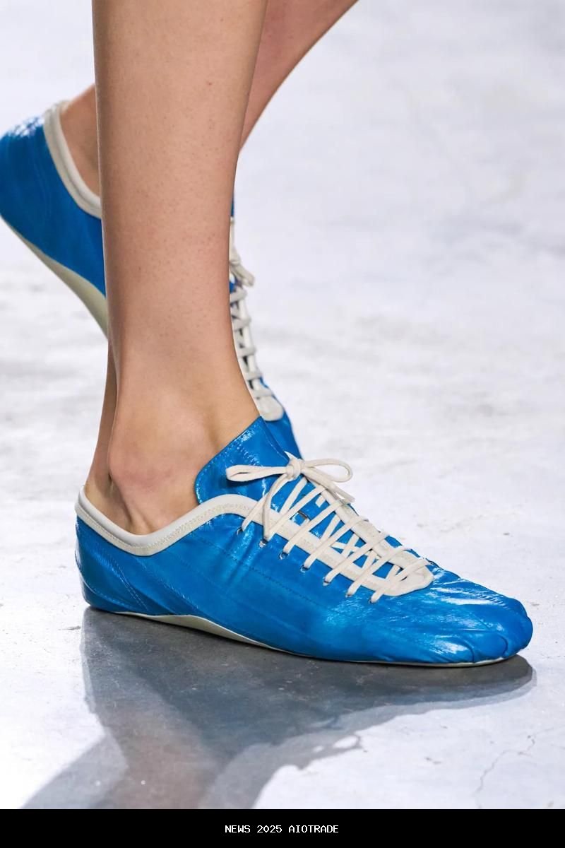 7 Prediksi Tren Sepatu Cewek 2026, Sneakers Tetap Modis!