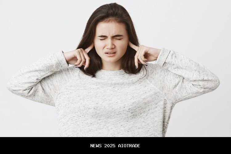 Telinga berdenging saat terbang? Ini kelompok paling rentan terkena ear barotrauma!