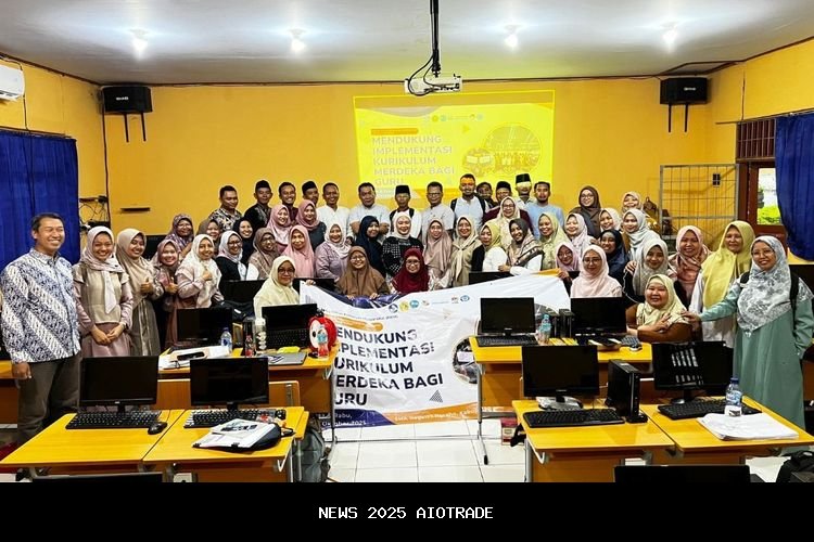 Dosen UPN Veteran Bimbing Guru SMA Ngraho Kembangkan Pembelajaran Virtual Lab