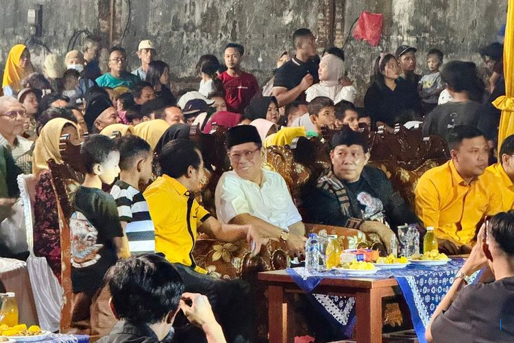 Perayaan HUT Golkar, Adies Kadir Bagikan 1.000 Paket Sembako untuk Warga dan Ojol di Sidoarjo