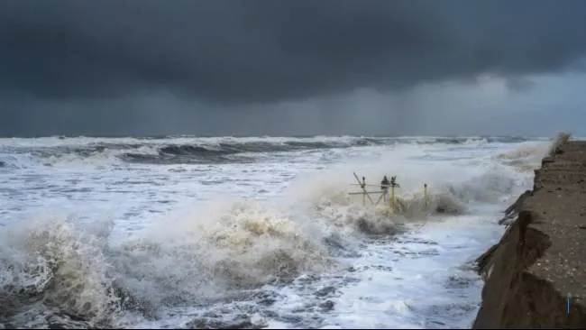 BMKG Umumkan Peringatan Gelombang Tinggi 4 Meter di Wilayah Ini