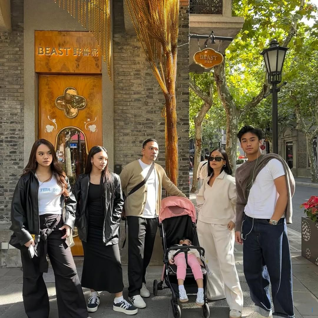 9 Potret Seru Keluarga Riafinola Liburan di Shanghai