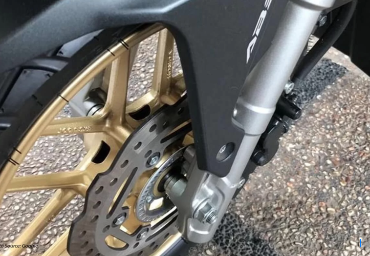 Mengapa Rem Motor Kurang Cepat Saat Hujan?
