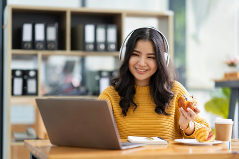 3 Alasan Gen Z Selalu Bawa Camilan Saat Bekerja
